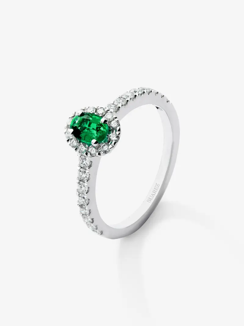 Anillo de oro blanco de 18K con esmeralda verde en talla oval de 0,45 cts y diamantes en talla brillante con un total de 0,33 cts