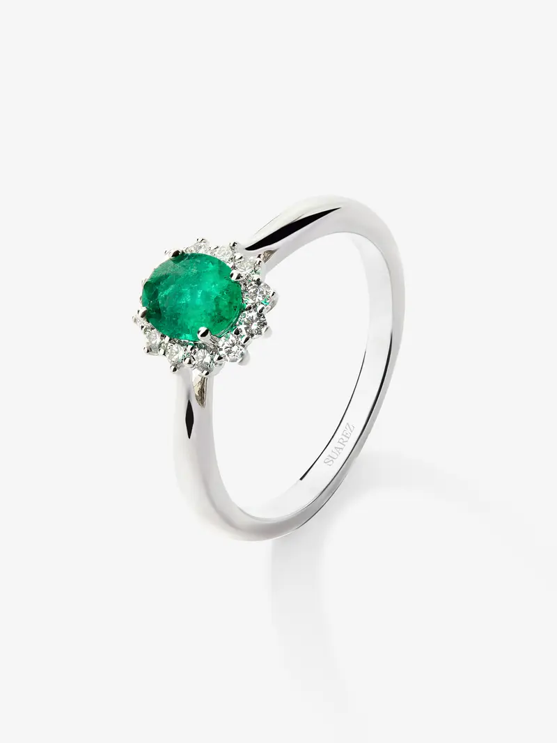 Anillo de oro blanco de 18K con esmeralda verde en talla oval de 0,50 cts y diamantes en talla brillante
