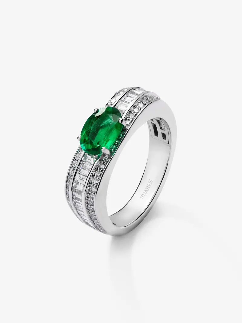 Anillo de oro blanco de 18K con esmeralda verde en talla oval de 0,91 cts, 94 diamantes en talla brillante y baguette con un total de 0,74 cts