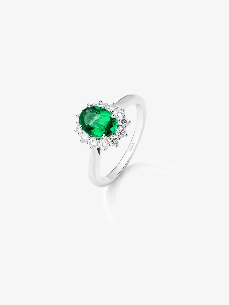Anillo de oro blanco de 18K con esmeralda verde en talla oval de 1,21 cts y 12 diamantes en talla brillante con un total de 0,45 cts