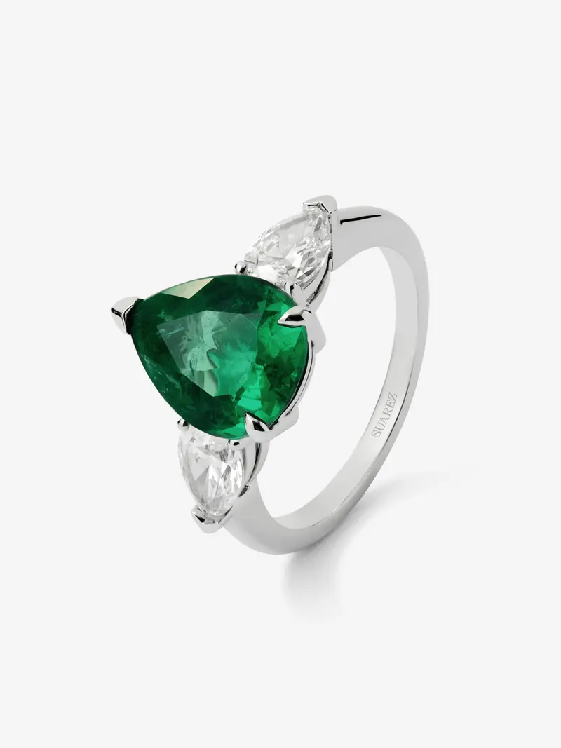 Anillo de oro blanco de 18K con esmeralda verde en talla pera de 2,73 cts y 2 diamantes en talla pera con un total de 1 ct