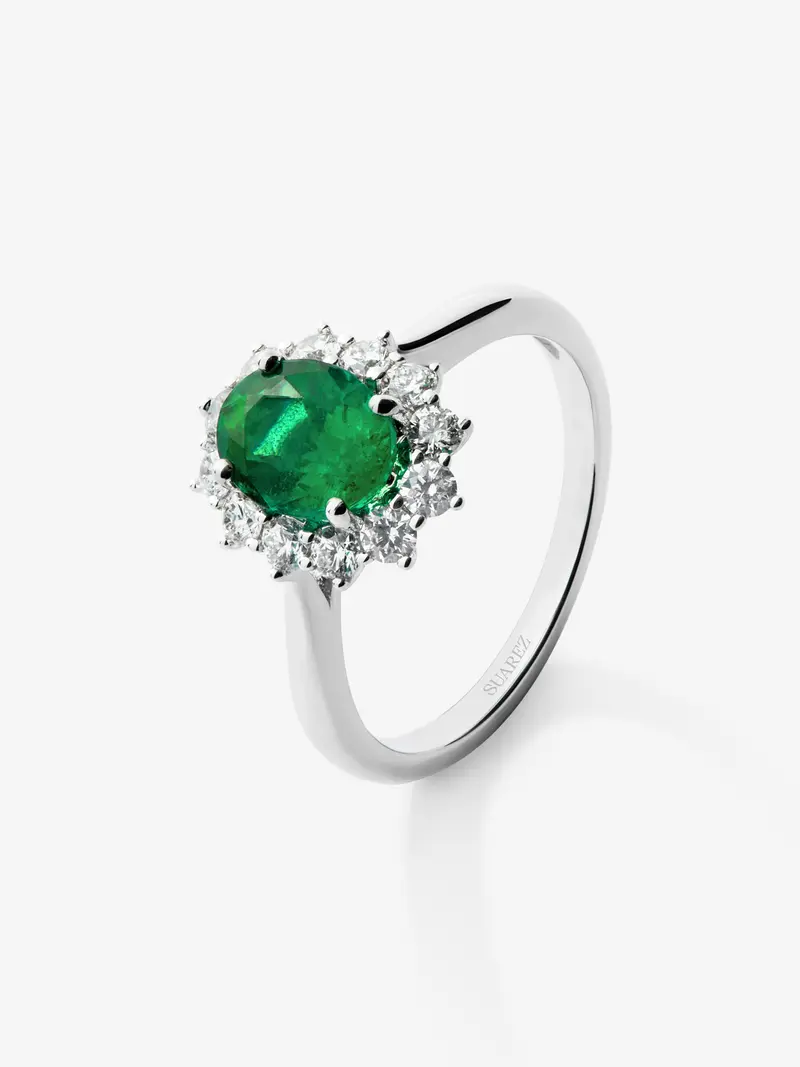 Anillo de oro blanco de 18K con esmeralda verde vivid en talla oval de 1,26 cts y 12 diamantes en talla brillante con un total de 0,45 cts
