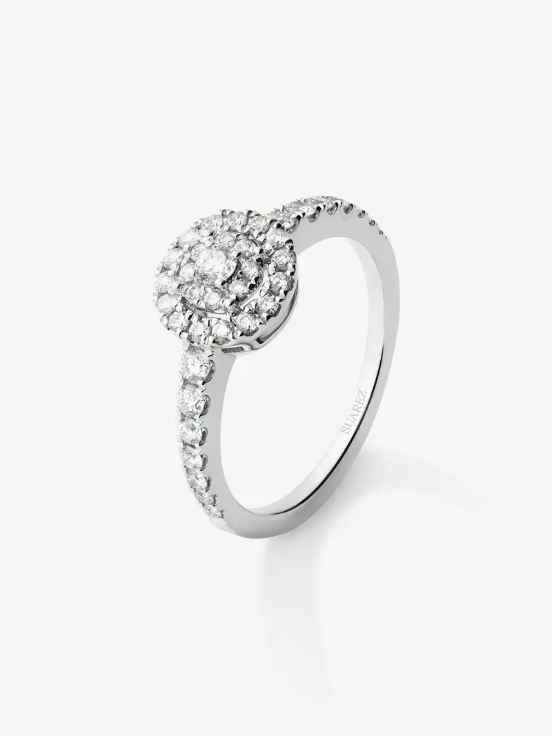 Anillo de oro blanco de 18K con orla de diamantes en pavé
