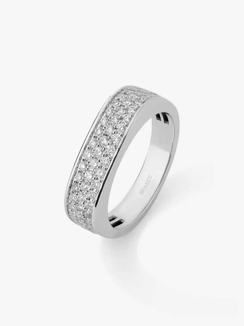 Anillo de oro blanco de 18K con pavé de diamantes en talla brillante