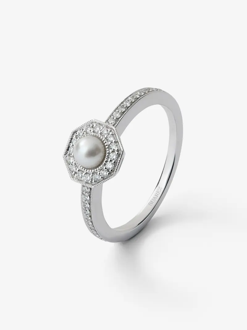 Anillo de oro blanco de 18K con perla australiana y 40 diamantes en talla brillante con un total de 0,14 cts