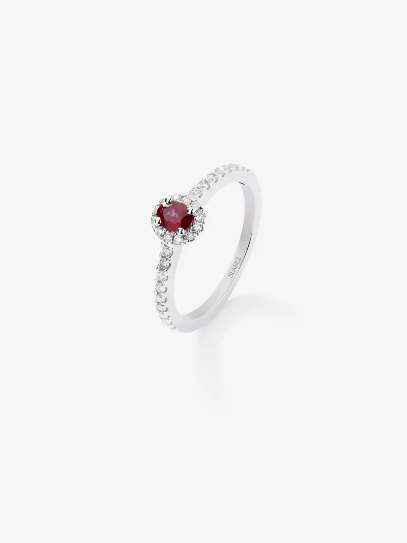 Anillo de oro blanco de 18K con rubí 0,52cts y diamantes en talla brillante con un total de 0,37 cts