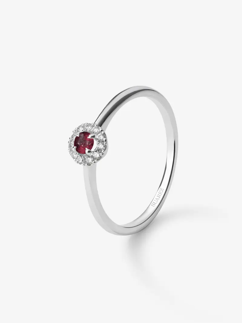 Anillo de oro blanco de 18K con rubí en talla brillante y diamantes en talla brillante