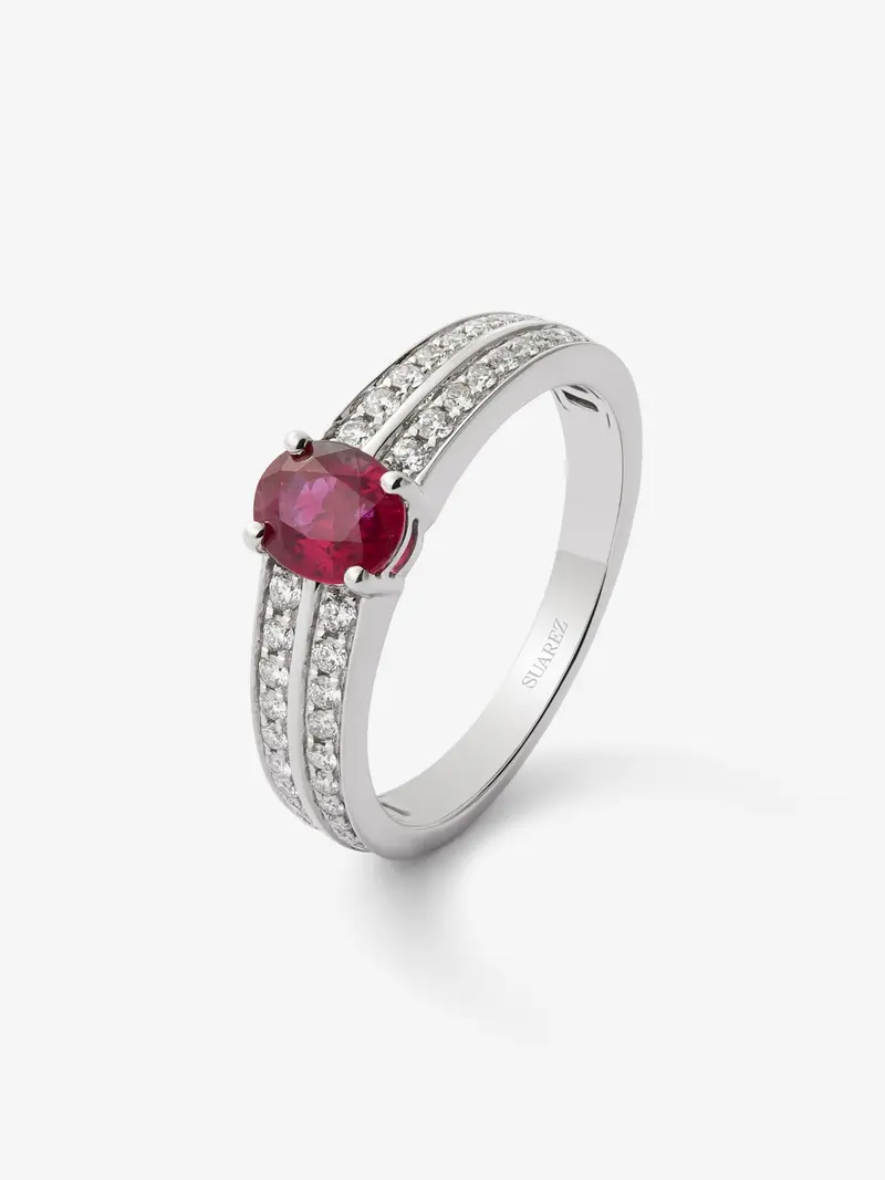 Anillo de oro blanco de 18K con rubí en talla oval de 0,82 cts y 40 diamantes en talla brillante con un total de 0,29 cts