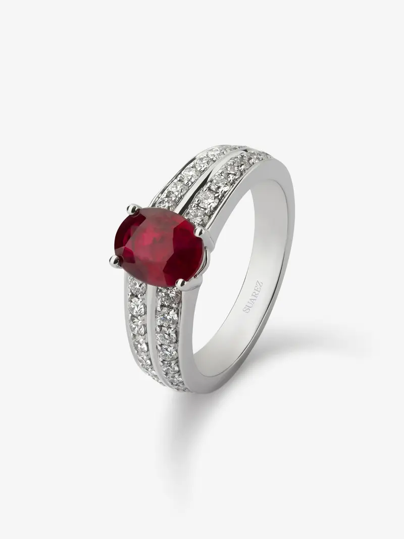 Anillo de oro blanco de 18K con rubí en talla oval de 40 cts y 32 diamantes en talla brillante con un total de 0,22 cts