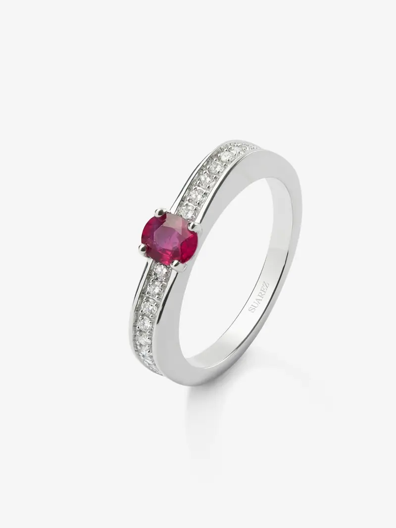 Anillo de oro blanco de 18K con rubí rojo en talla oval de 0,42 cts y 22 diamantes en talla brillante con un total de 0,16 cts