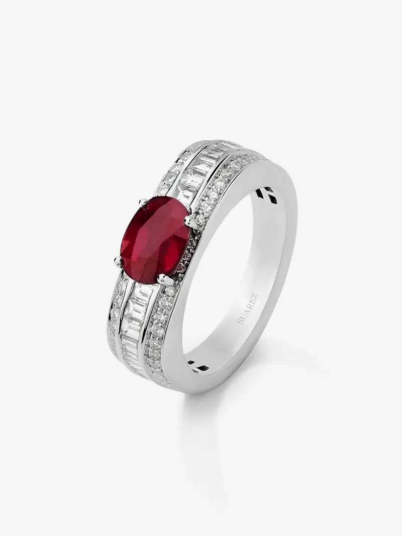 Anillo de oro blanco de 18K con rubí rojo sangre de pichón en talla oval de 1,49 cts y 98 diamantes en talla baguette y brillante con un total de 0,81 cts
