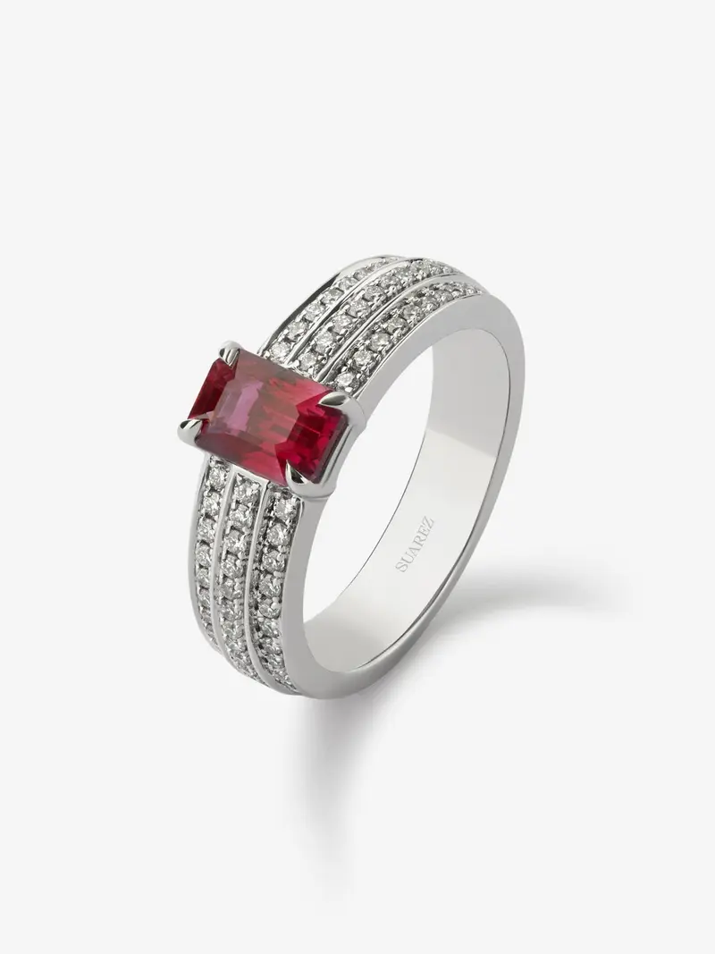 Anillo de oro blanco de 18K con rubí sangre de pichón en talla octogonal de 1,264 cts y 68 diamantes en talla brillante con un total de 0,37 cts