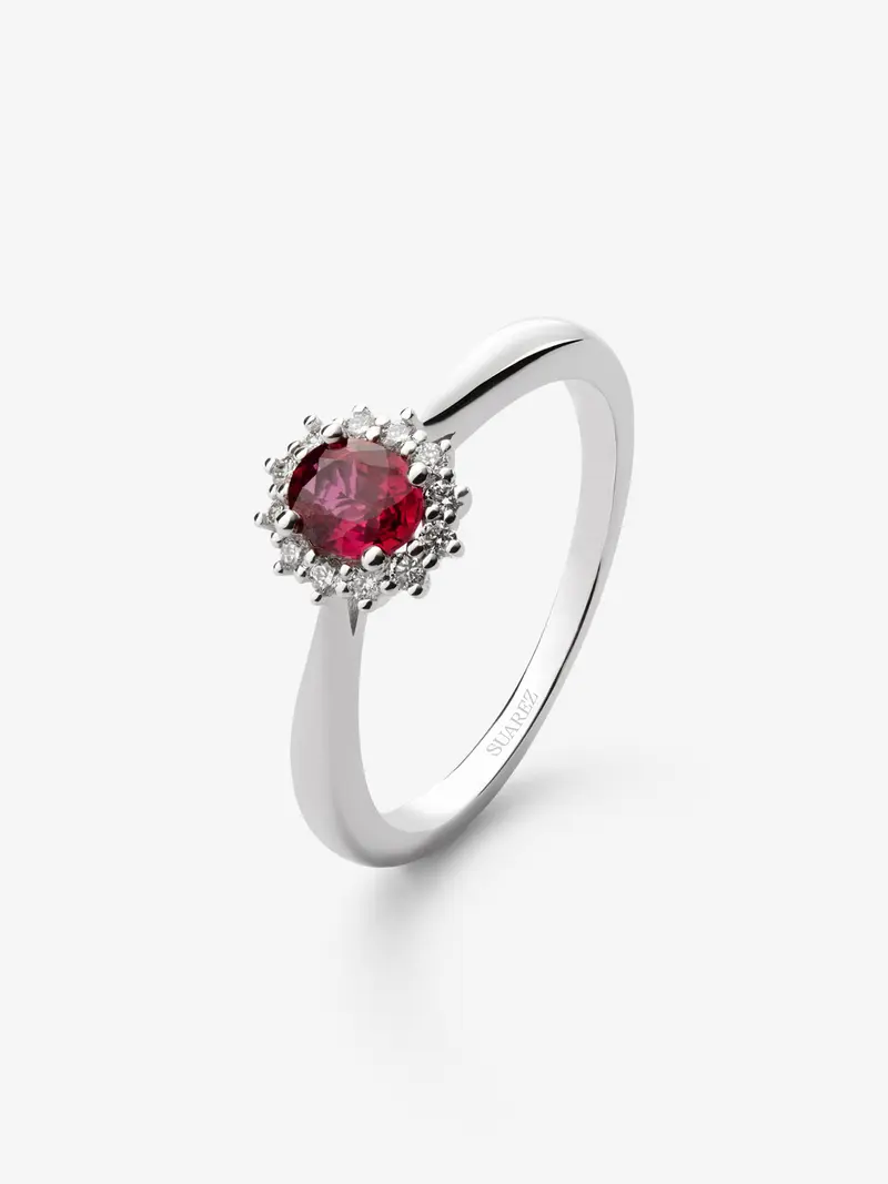 Anillo de oro blanco de 18K con rubí sangre de pichón en talla oval de 1,29 cts y 12 diamantes blancos en talla brillante con un total de 0,34 cts