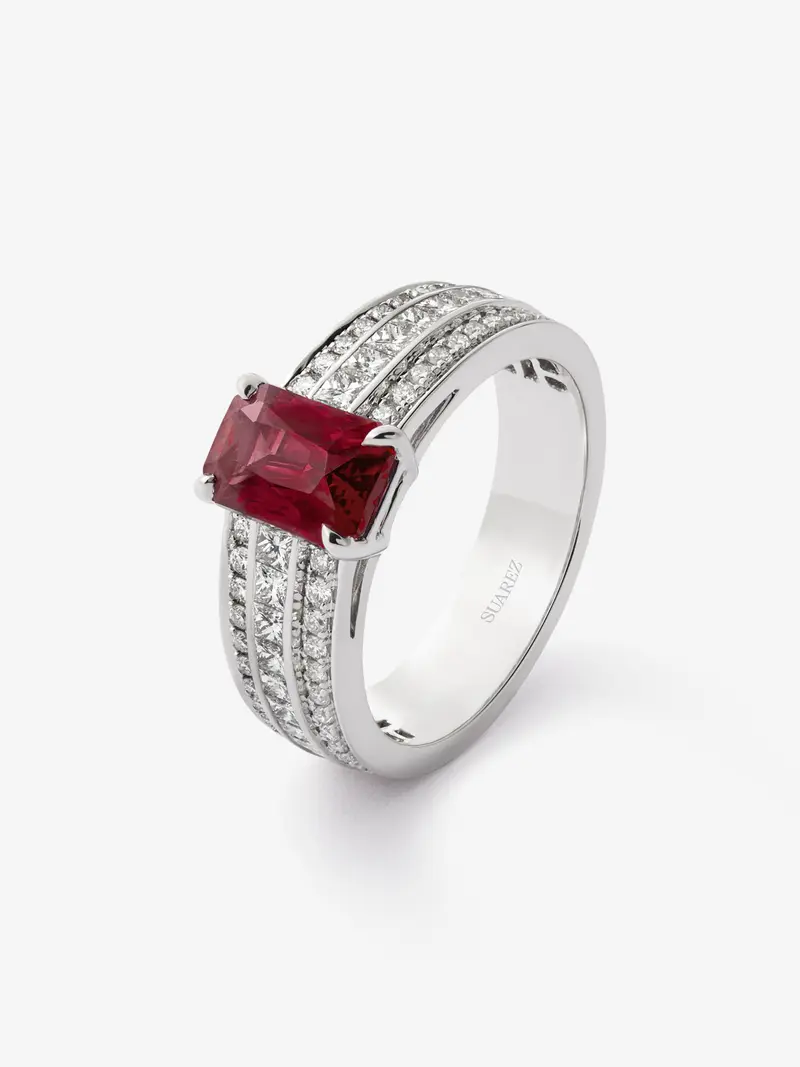 Anillo de oro blanco de 18K con rubí y diamantes