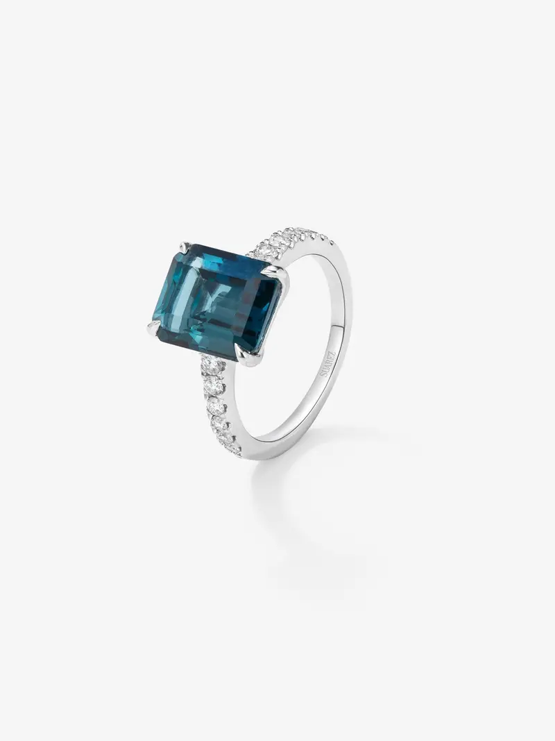 Anillo de oro blanco de 18K con topacio azul london en talla octogonal de 3,74 cts y 16 diamantes en talla brillante con un total 0,19 cts