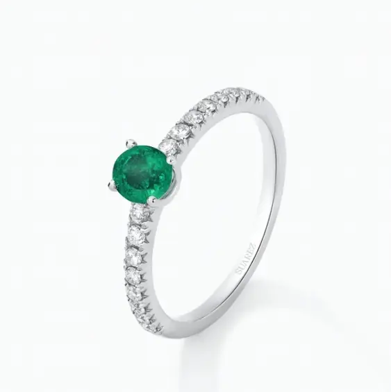 Anillo de oro blanco de 18K con una esmeralda verde en talla oval de 0,70 cts y diamantes en talla brillante con un total de 0,37cts