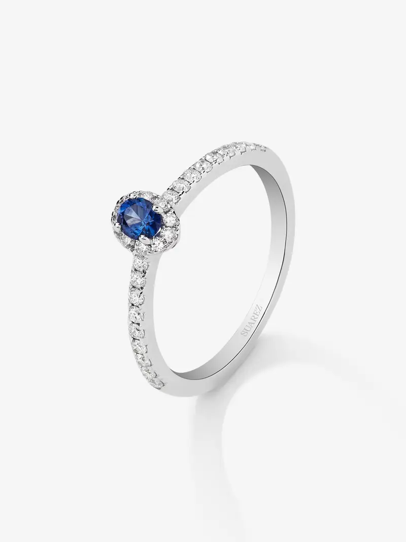 Anillo de oro blanco de 18K con zafiro azul