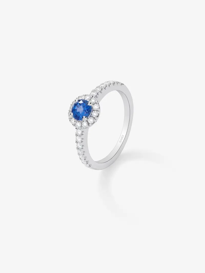 Anillo de oro blanco de 18K con zafiro azul en talla brillante de 0,35 cts y orla y brazo de 24 diamantes en talla brillante con un total de 0,32 cts