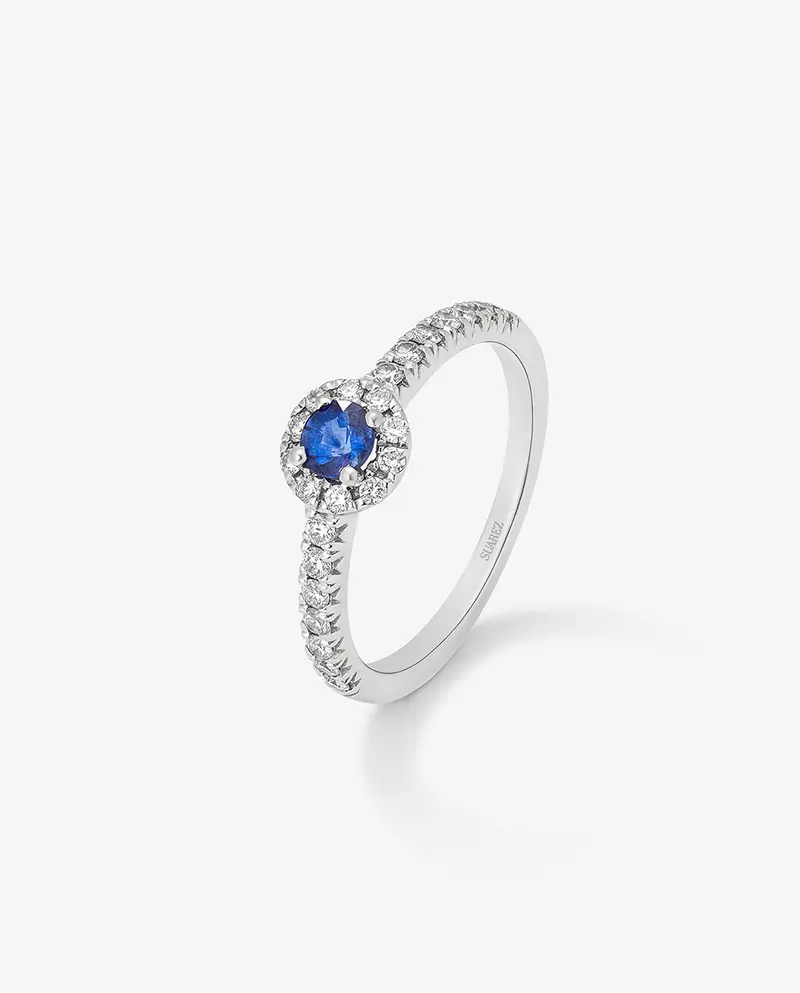 Anillo de oro blanco de 18K con zafiro azul en talla brillante de 0,41 cts y 24 diamantes en talla brillante con un total de 0,34 cts
