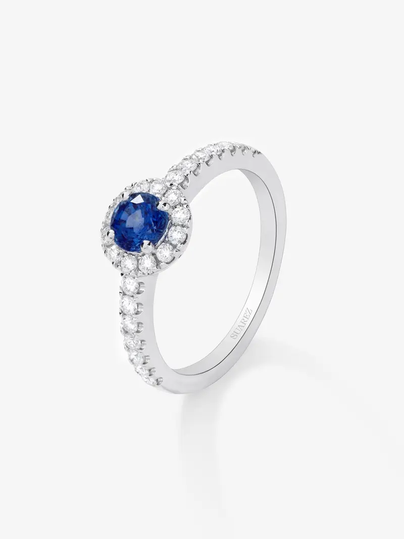 Anillo de oro blanco de 18K con zafiro azul en talla brillante de 0,9 cts y orla y brazo de 32 diamantes en talla brillante con un total de 0,28 cts