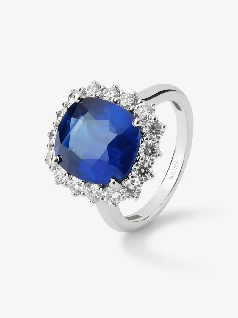 Anillo de oro blanco de 18K con zafiro azul en talla cushion de 7,4 cts y  diamantes en talla brillante con un total de 1,27 cts