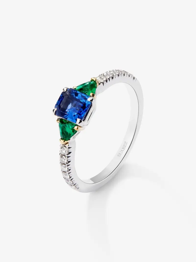 Anillo de oro blanco de 18K con zafiro azul en talla octogonal de 0,94 cts, esmeraldas verdes en talla trillon de 0,22 cts y diamantes blancos en talla brillante de 0,028 cts