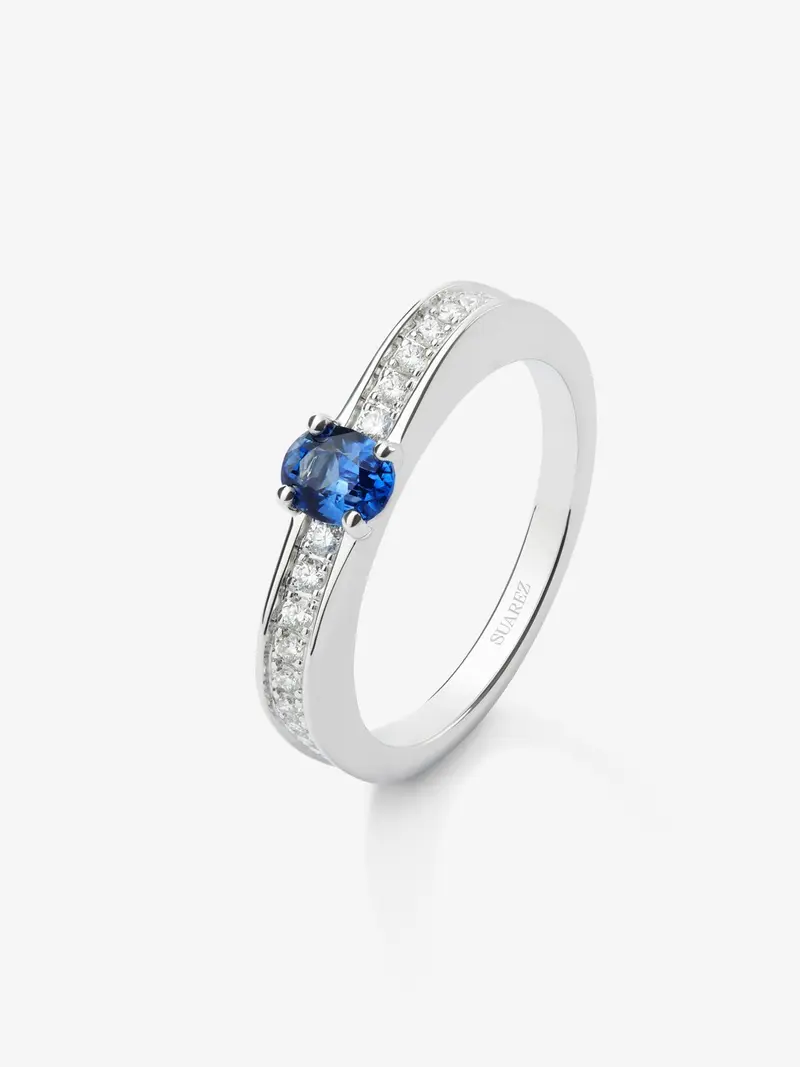 Anillo de oro blanco de 18K con zafiro azul en talla oval de 0,44 cts y 22 diamantes en talla brillante con un total de 0,15 cts