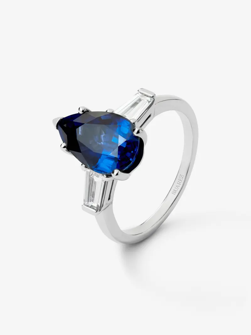 Anillo de oro blanco de 18K con zafiro azul royal en talla pera de 3,8 cts y 2 diamantes en talla trapecio con un total de 0,53 cts
