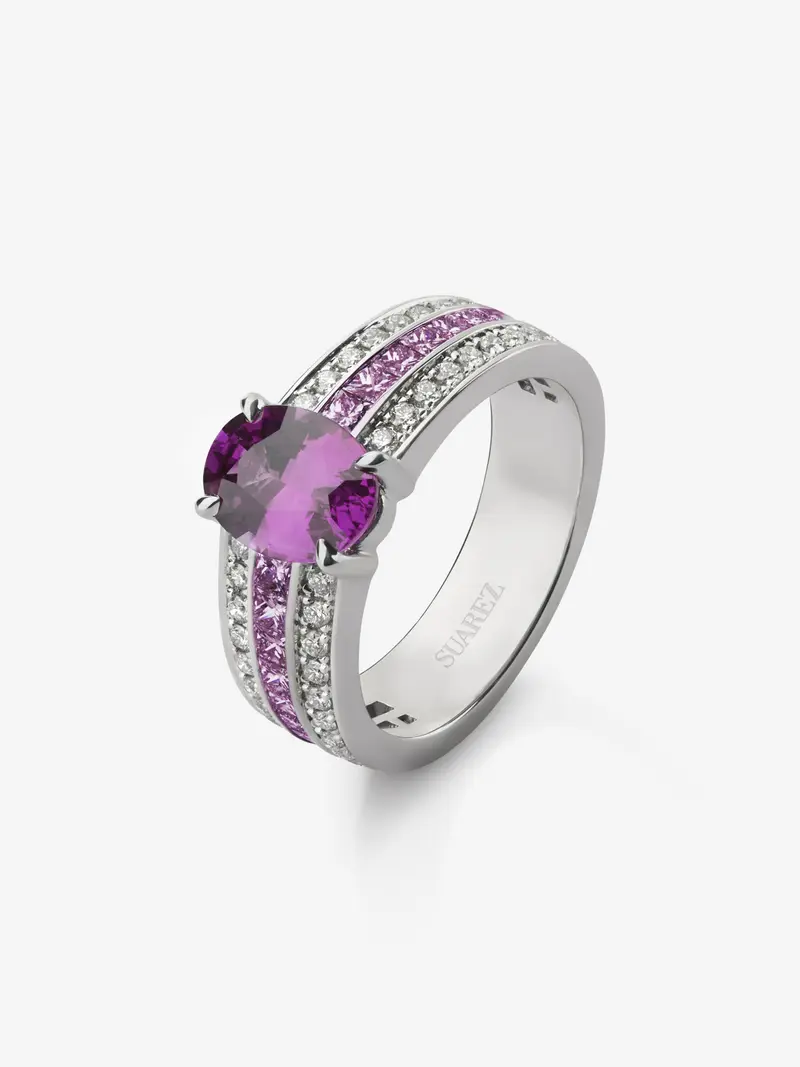 Anillo de oro blanco de 18K con zafiro rosa en talla oval de 1,7 cts, 12 zafiros rosas en talla princesa con un total de 2 cts y diamantes en talla brillante con un total de 0,3 cts