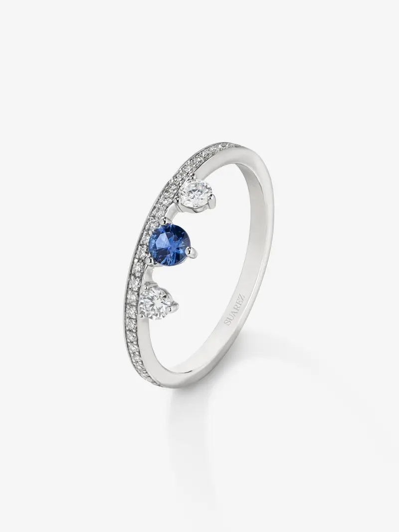 Anillo de oro blanco de 18K con zafiro y diamantes