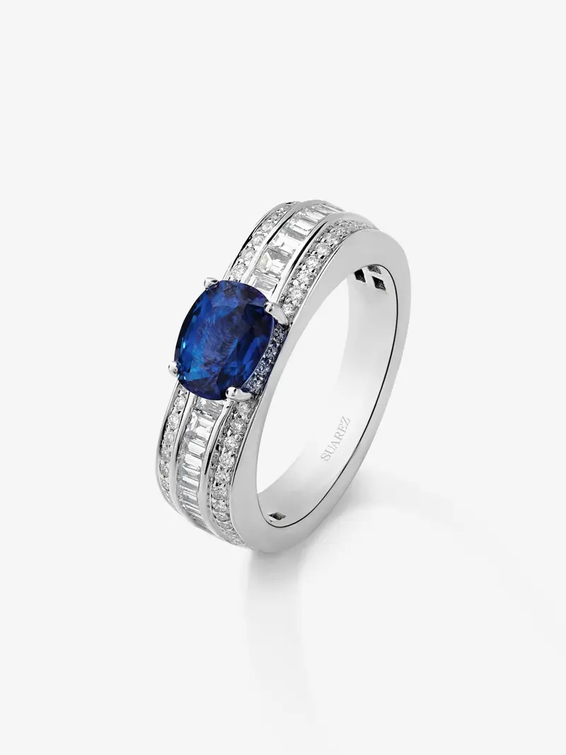 Anillo de oro blanco de 18K con zafiro y diamantes