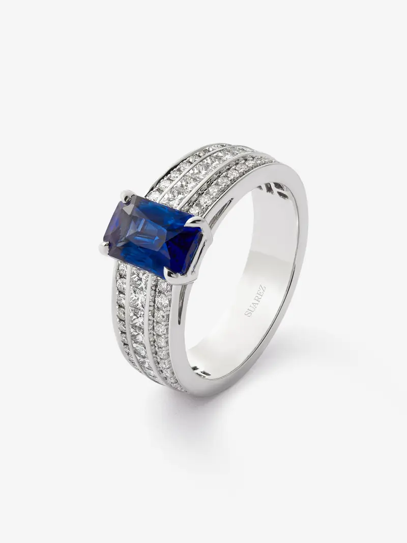 Anillo de oro blanco de 18K con zafiro y diamantes