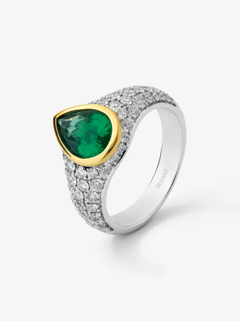Anillo de oro blanco y amarillo de 18K con esmeralda verde en talla pera de 1,49 cts y 61 diamantes en talla brillante con un total de 1,24 cts