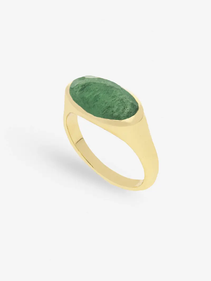 Anillo de plata 925 chapada en oro con jade verde en diseño horizontal