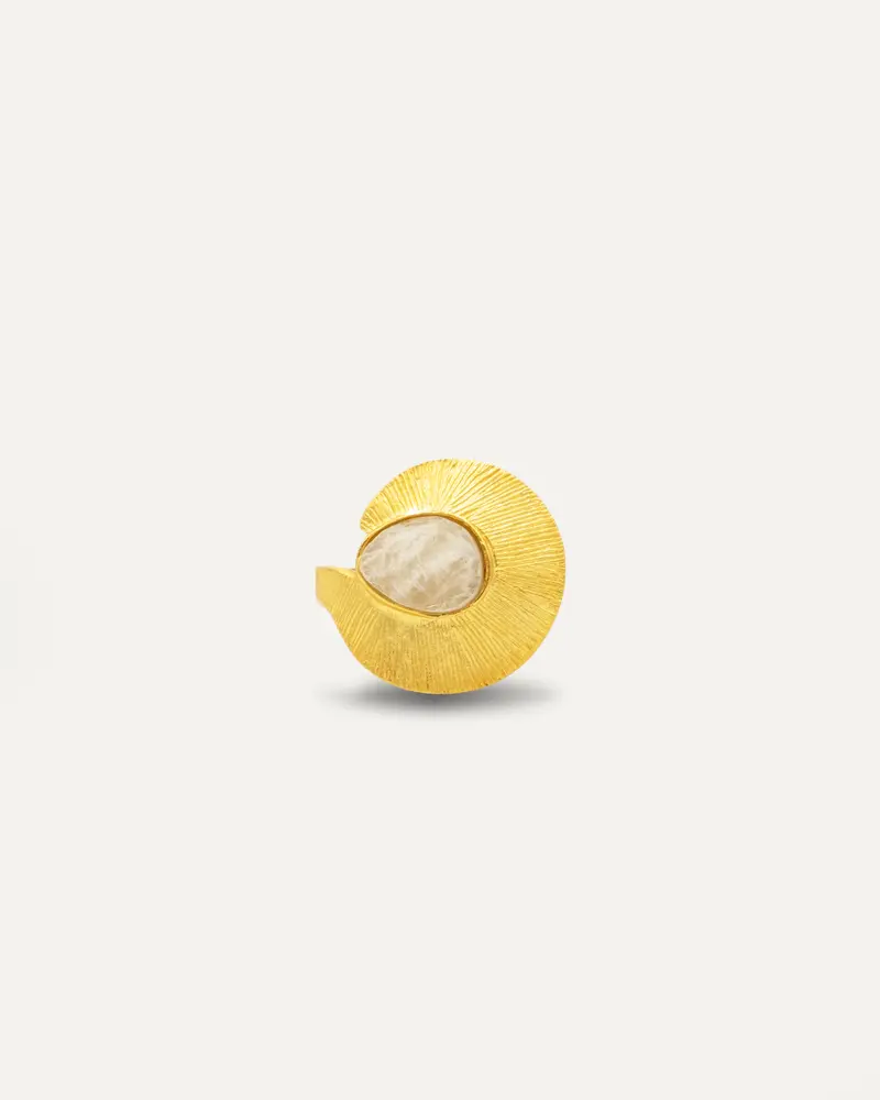 Anillo Dorado Badhana Piedra Luna