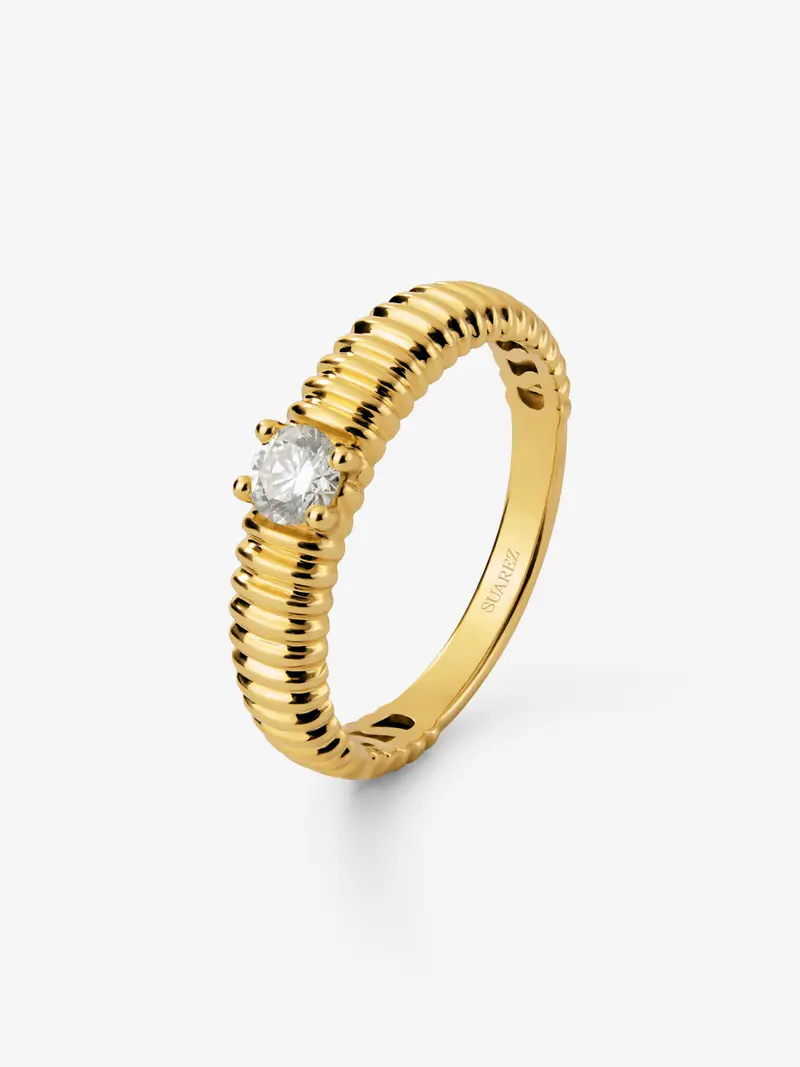 Anillo gallonado de oro amarillo de 18K con diamante en talla brillante de 0,2 cts