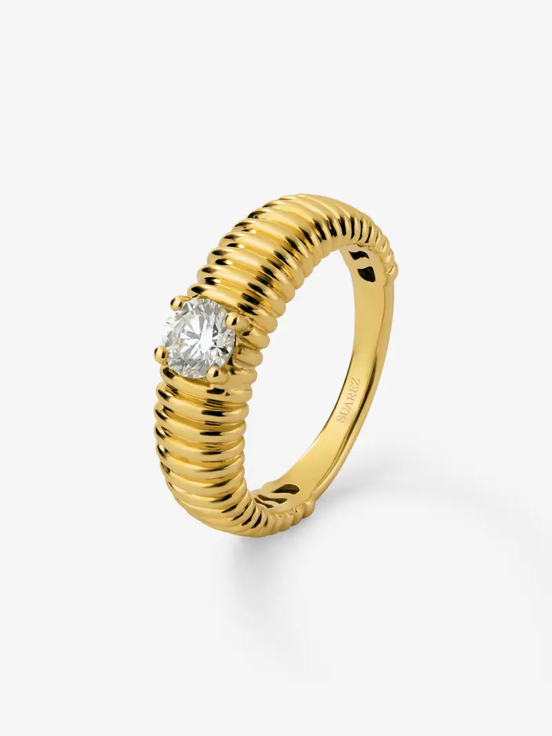 Anillo gallonado de oro amarillo de 18K con diamante en talla brillante de 0,4 cts