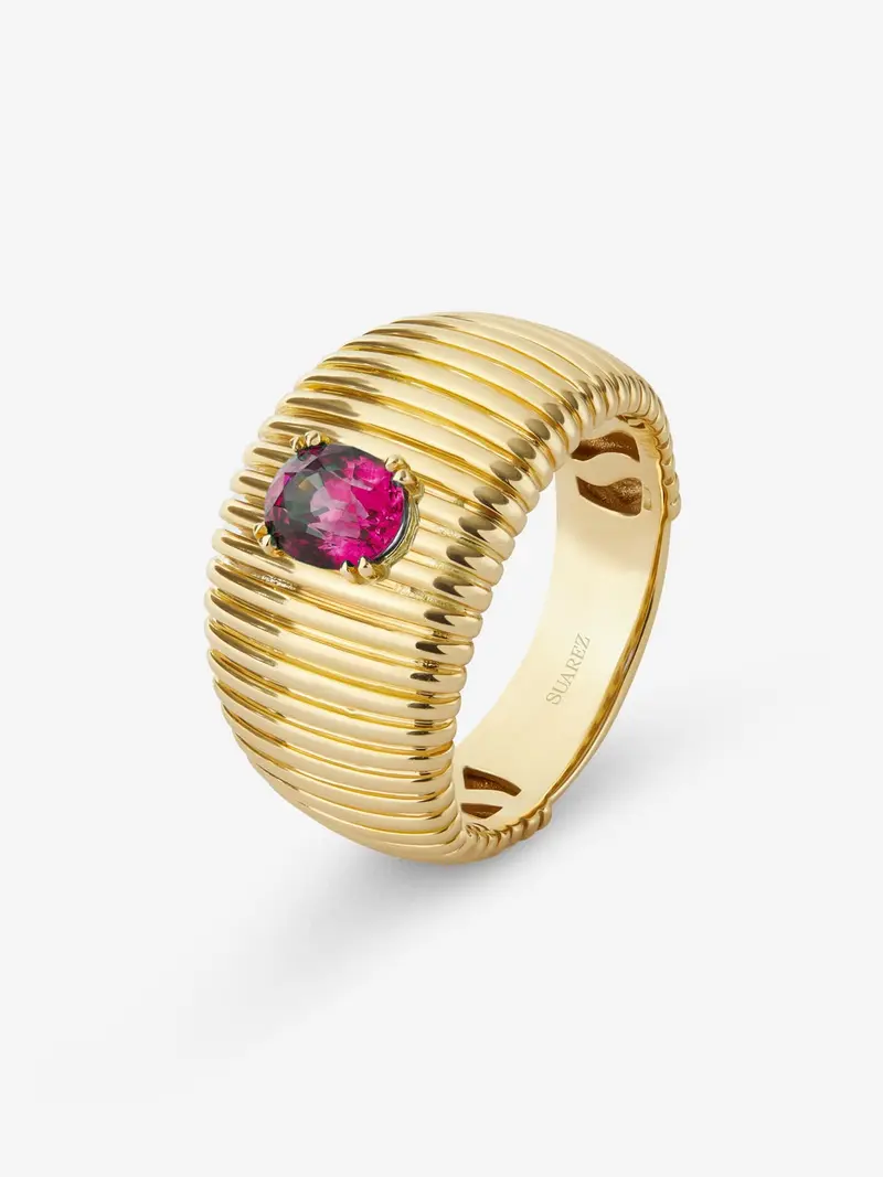 Anillo gallonado de oro amarillo de 18K con rubí en talla oval