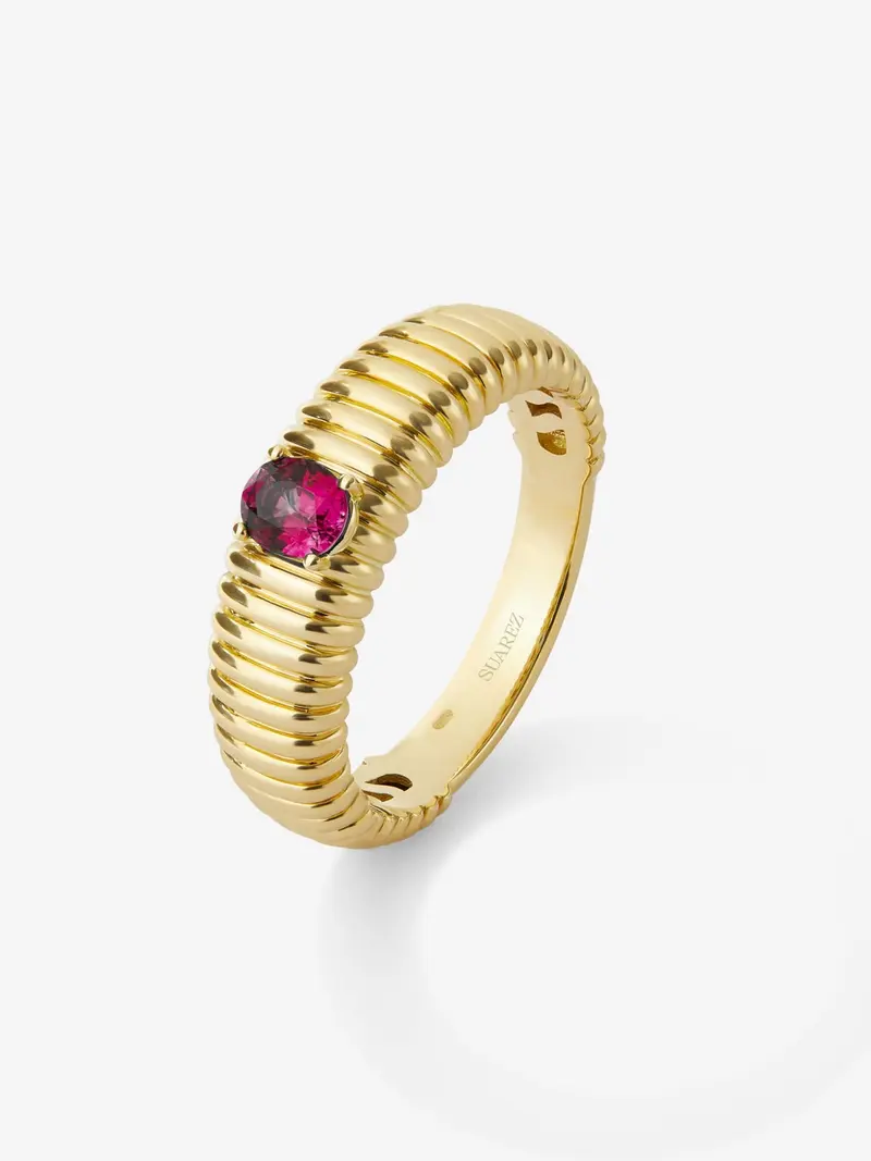 Anillo gallonado de oro amarillo de 18K con rubí en talla oval