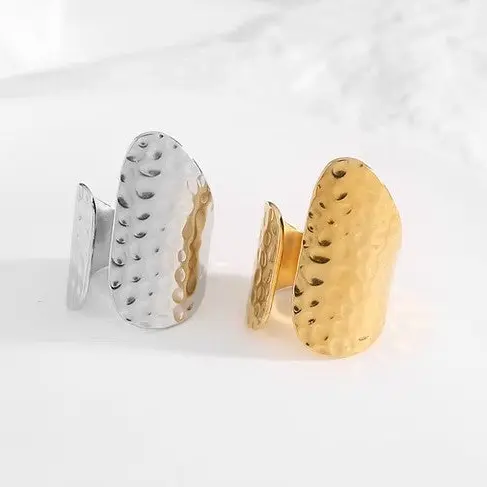 Anillo grande de acero diferentes alturas y con texturas en acabado brillante
