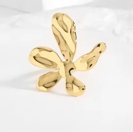 Anillo grande de acero en forma de flor irregular acabado oro