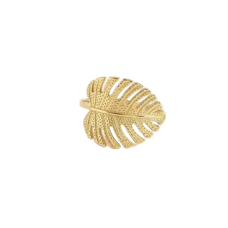Anillo grande de acero en forma de hoja con textura