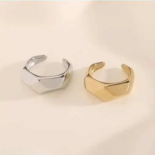 Anillo grueso de acero con formas geométricas en acabado brillante