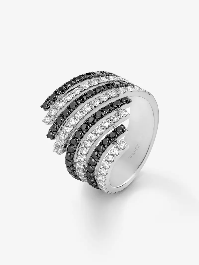 Anillo multibrazo de oro blanco de 18K con 54 diamantes en talla brillante con un total de 0,75 cts y 54 diamantes negros con un total de 0,9 cts