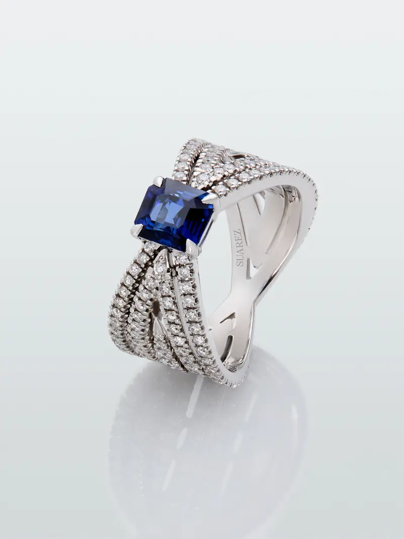 Anillo multibrazo de oro blanco de 18K con zafiro azul en talla octogonal de 1,44 cts y diamantes en talla brillante con un total de 1,04 cts