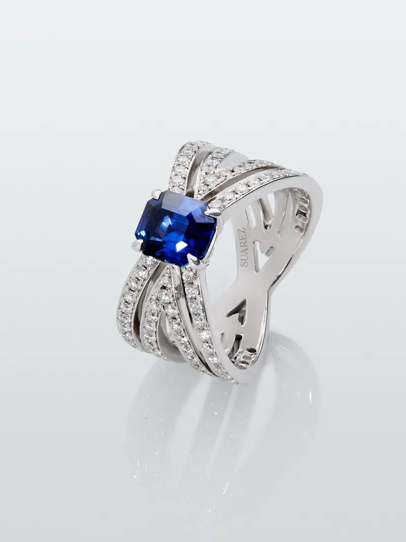 Anillo multibrazo de oro blanco de 18K con zafiro azul en talla octogonal de 1,7 cts y diamantes en talla brillante con un total de 1,10 cts