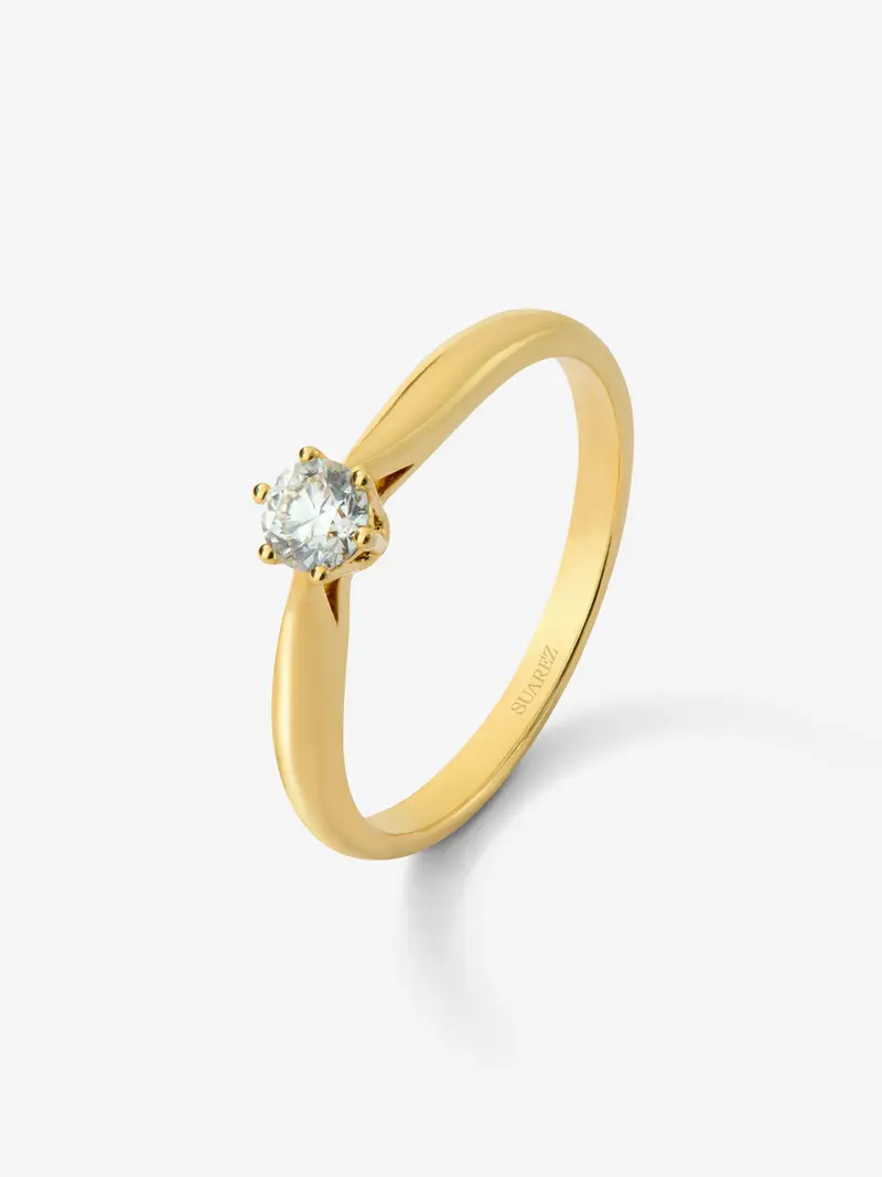 Anillo solitario 3006 de oro amarillo de 18K con diamante en talla brillante de 0,2 cts