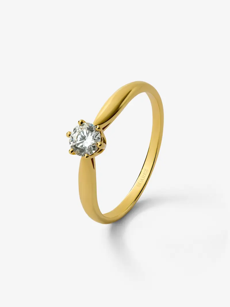 Anillo solitario 3006 de oro amarillo de 18K con diamante en talla brillante de 0,3 cts