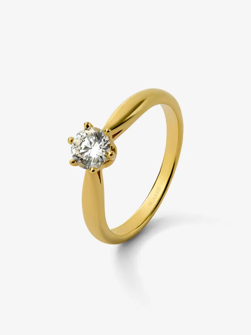 Anillo solitario 3006 de oro amarillo de 18K con diamante en talla brillante de 0,4 cts