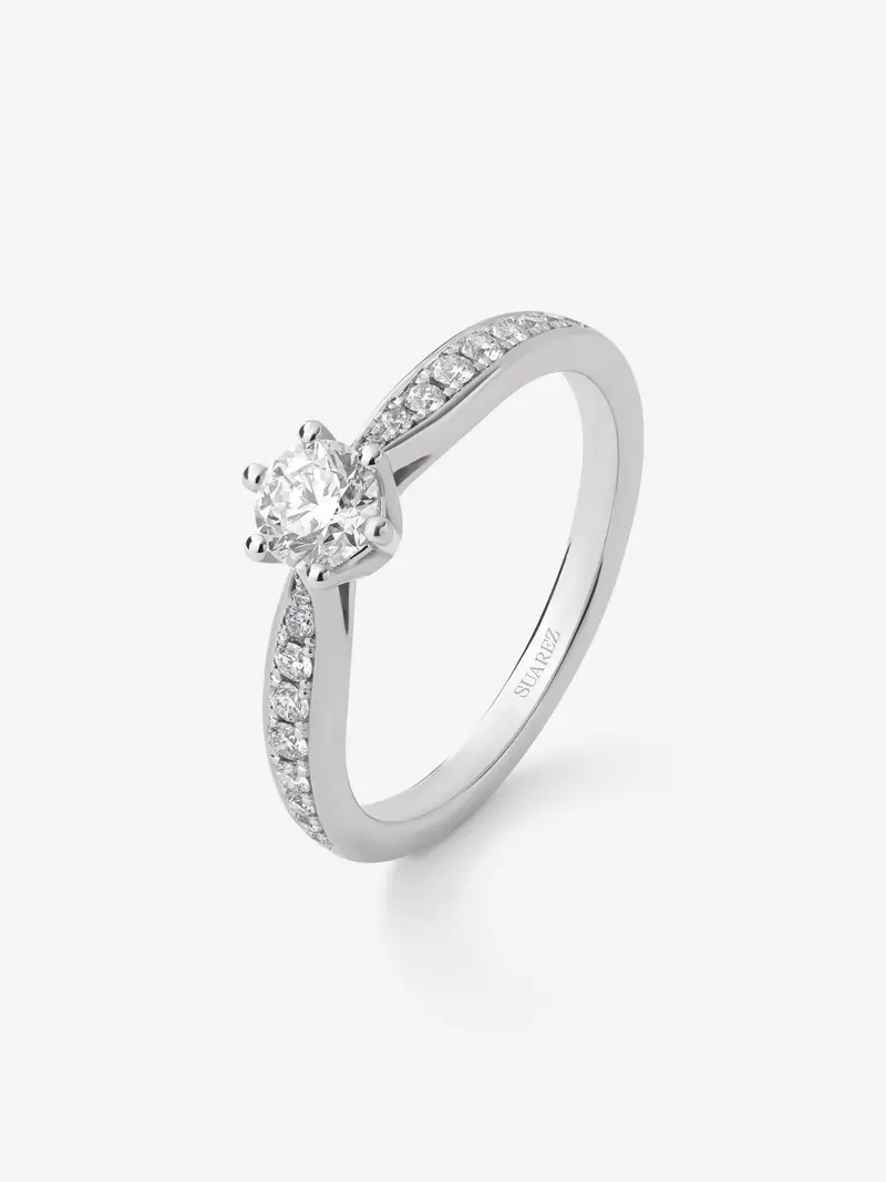 Anillo solitario 3006 de oro blanco de 18K con diamante central en talla brillante de 0,40 cts y diamantes en talla brillante con un total de 0,18 cts
